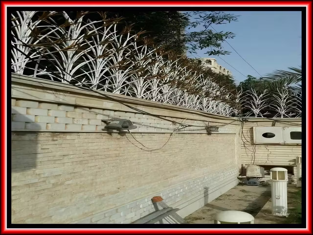 نرده روی دیوار حیاطی