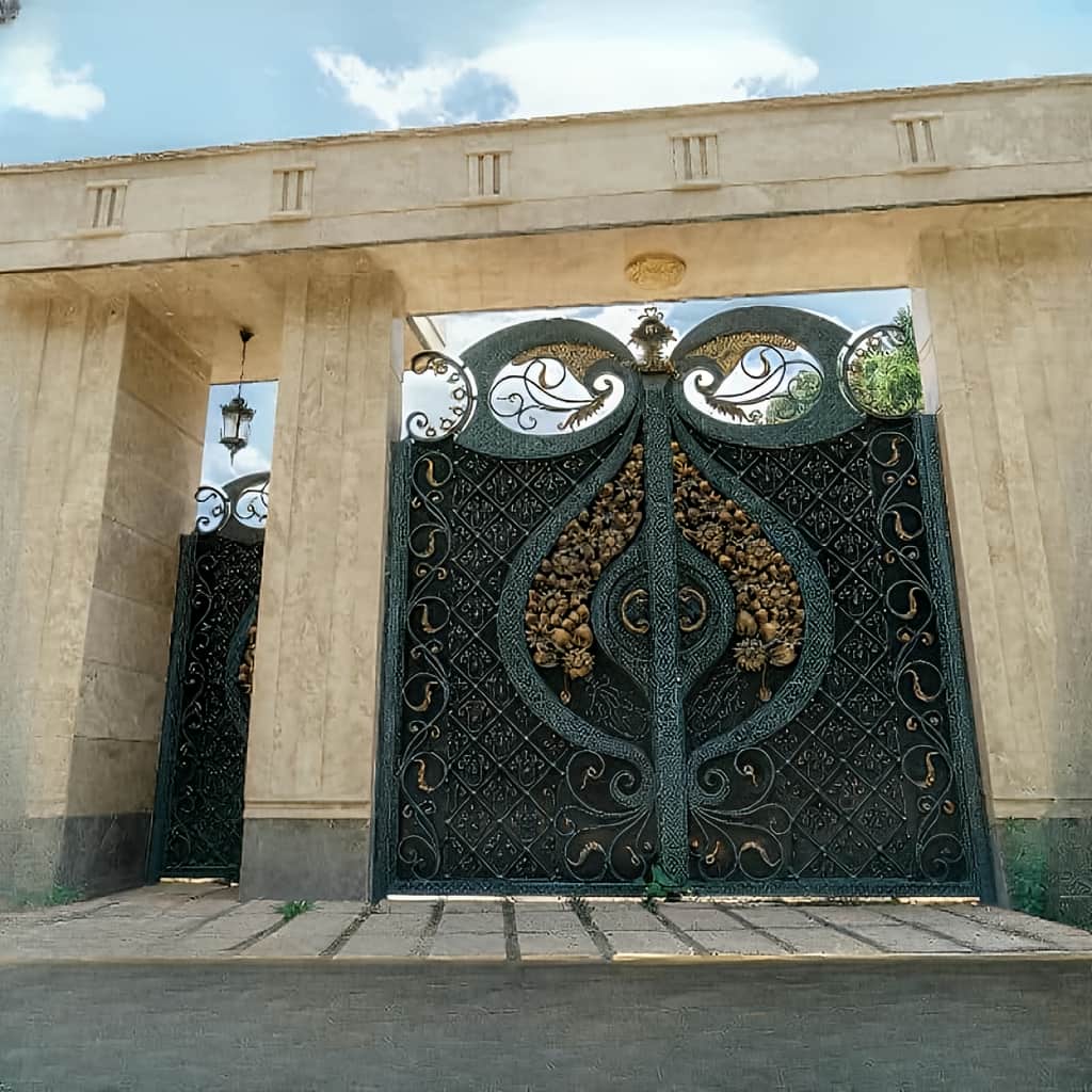 درب فلزی مدل دسته گل فرفورژه