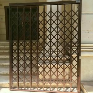 درب آکاردئونی در قزوین