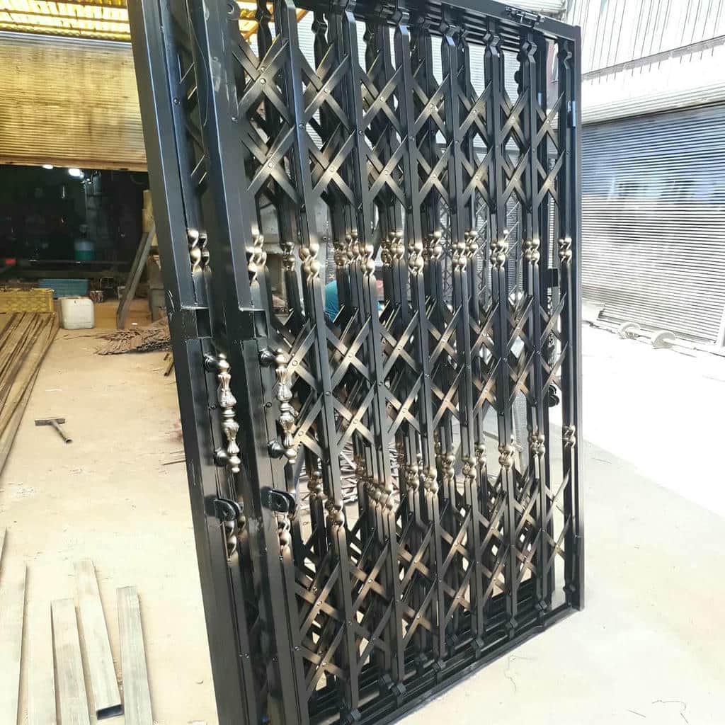 کارخانه درب آکاردئونی آهنی در بندر بوشهر
