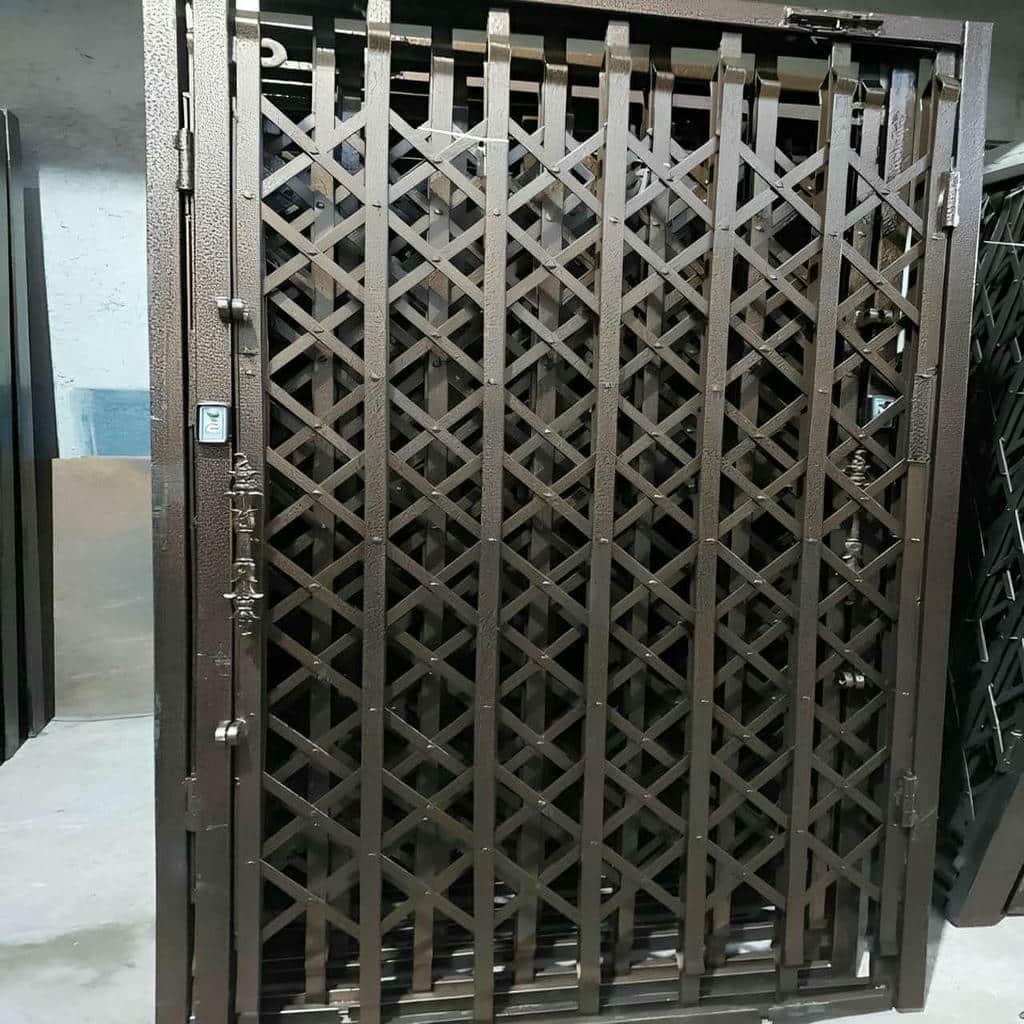 درب آکاردئونی در بندر بوشهر