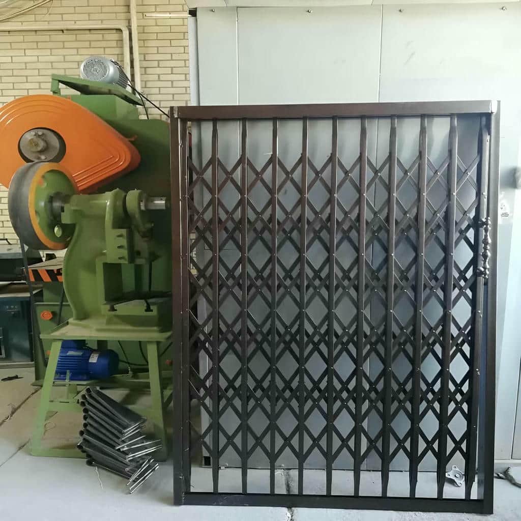 کارخانه درب آکاردئونی آهنی در ایرانشهر