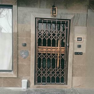 درب آکاردئونی در عظیمیه کرج