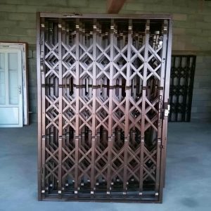 درب آکاردئونی در سیرجان