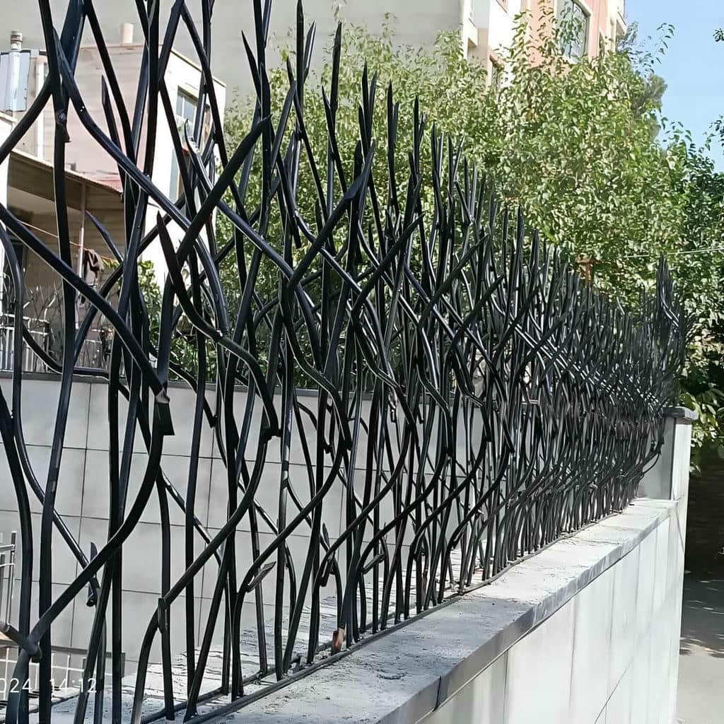 حفاظ شاخ گوزنی دیوار در بندر بوشهر