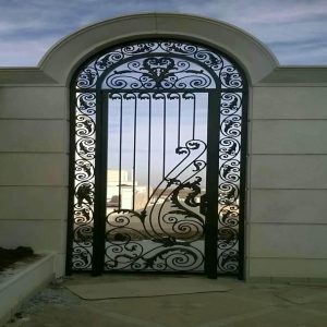 درب حیاط در کمال شهر