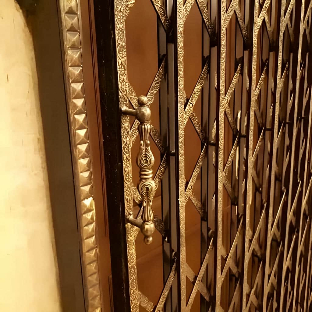 درب آکاردئونی با جوشکاری تمیز اتصالات