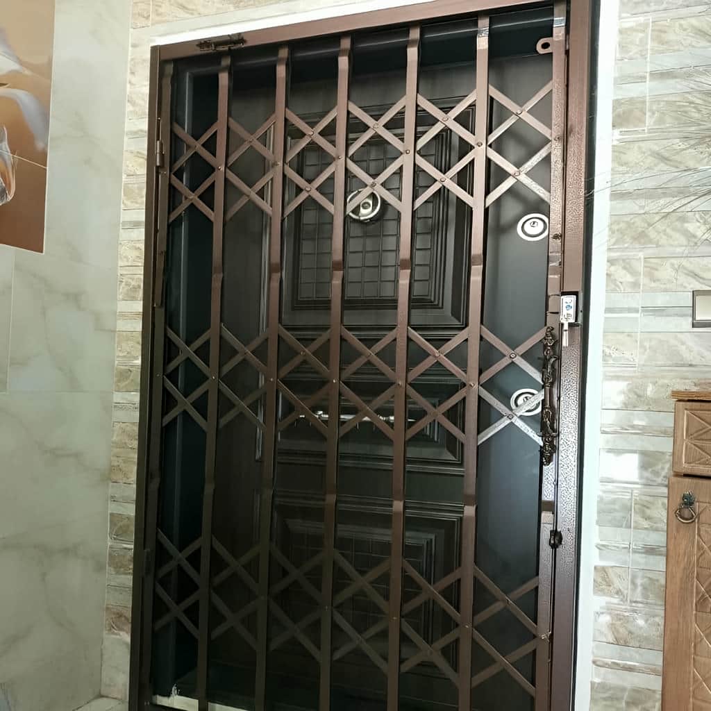اجرای درب آکاردئونی سه گل تسمه با ریل روان