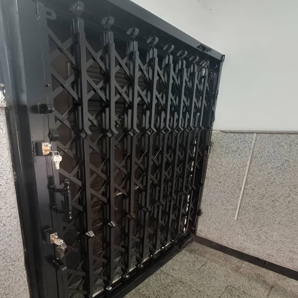 اجرای حفاظ آکاردئونی درب واحد مسکونی با ریل روان