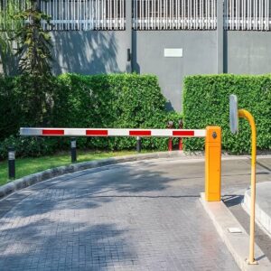 راهبند بازویی با بوم افقی در مسیر ورودی
