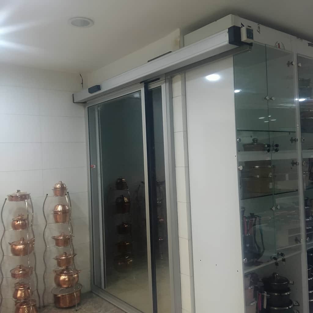 درب اتوماتیک شیشه ای مدل کشویی با فریم آلومینیومی روشن