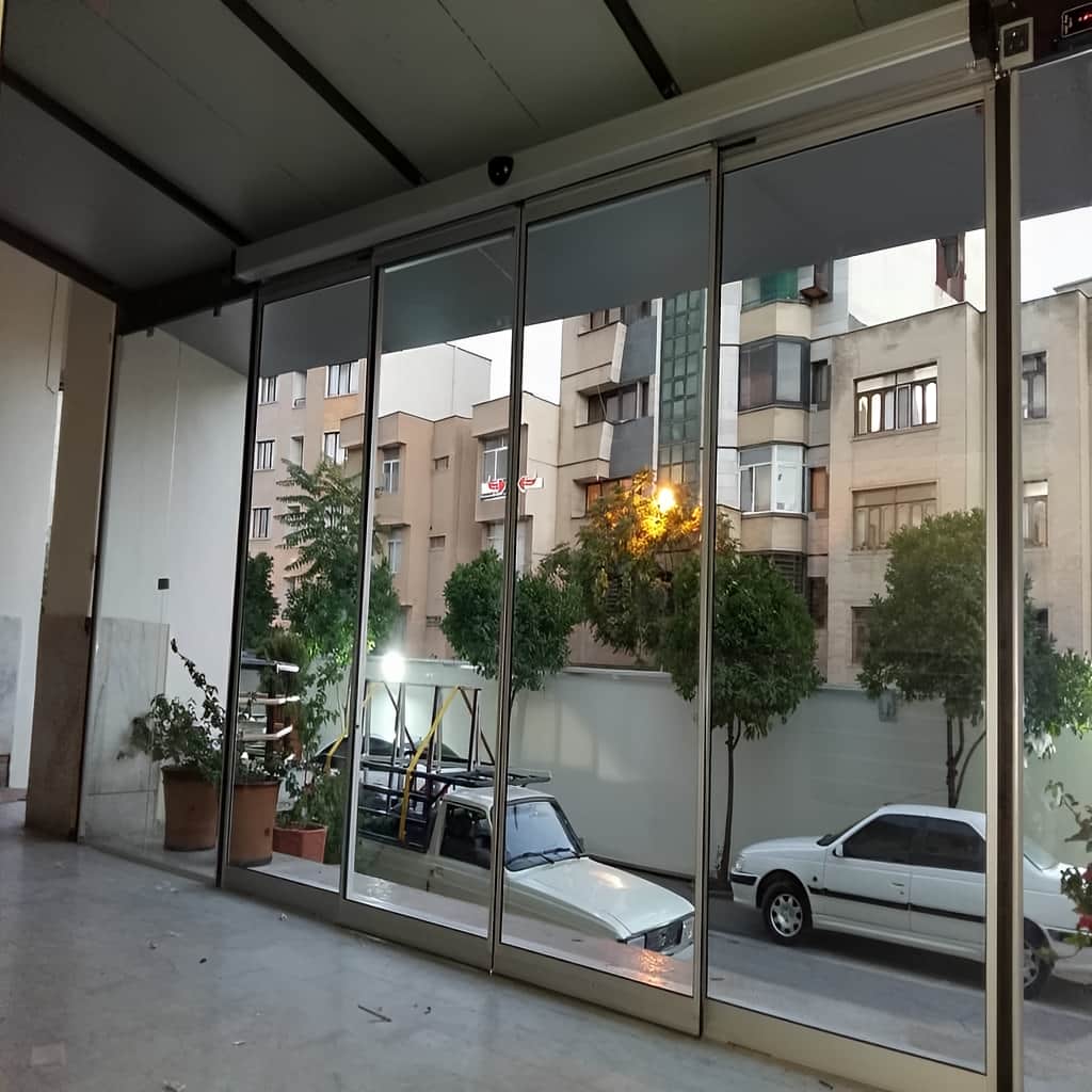درب اتوماتیک شیشه ای تلسکوپی عرض کم با ریل چند مسیره
