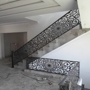 نرده سی ان سی راه پله مدرن با طرح برش خورده هندسی