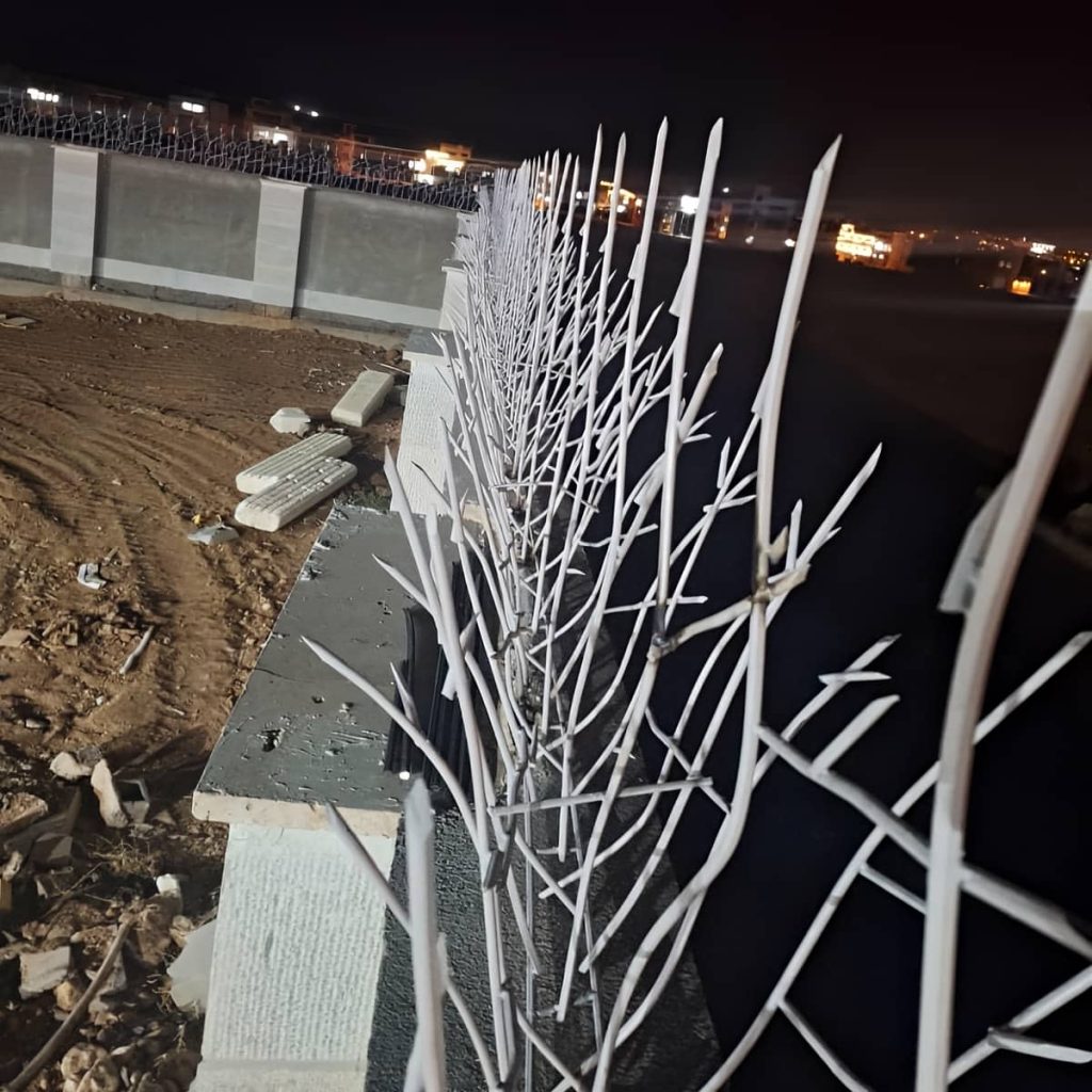 نصب حفاظ دیوار کوتاه حیاط روی تاج دیوار