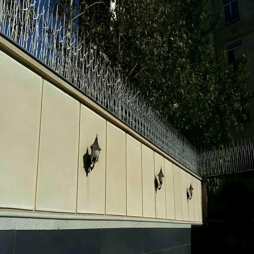 اجرای حفاظ دیوار با میلگرد آجدار با رنگ کورهای