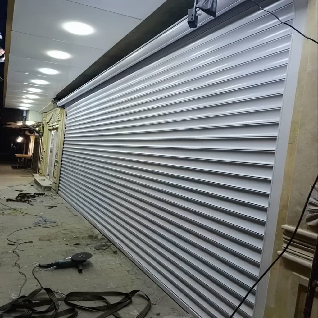 اجرای کرکره برقی فولادی سنگین برای کارخانه