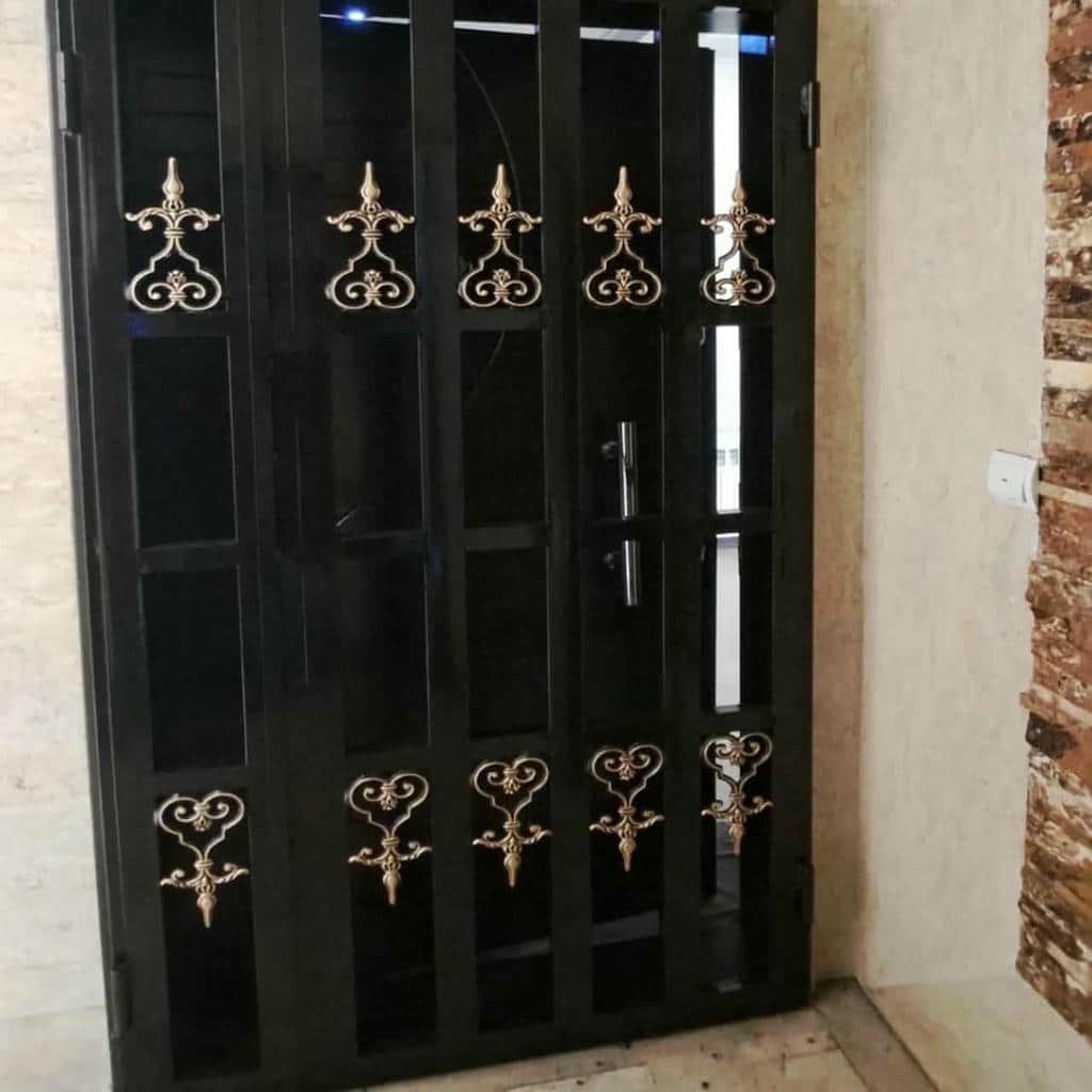 نصب حفاظ پشت درب آپارتمان ریلی پشت درب اصلی
