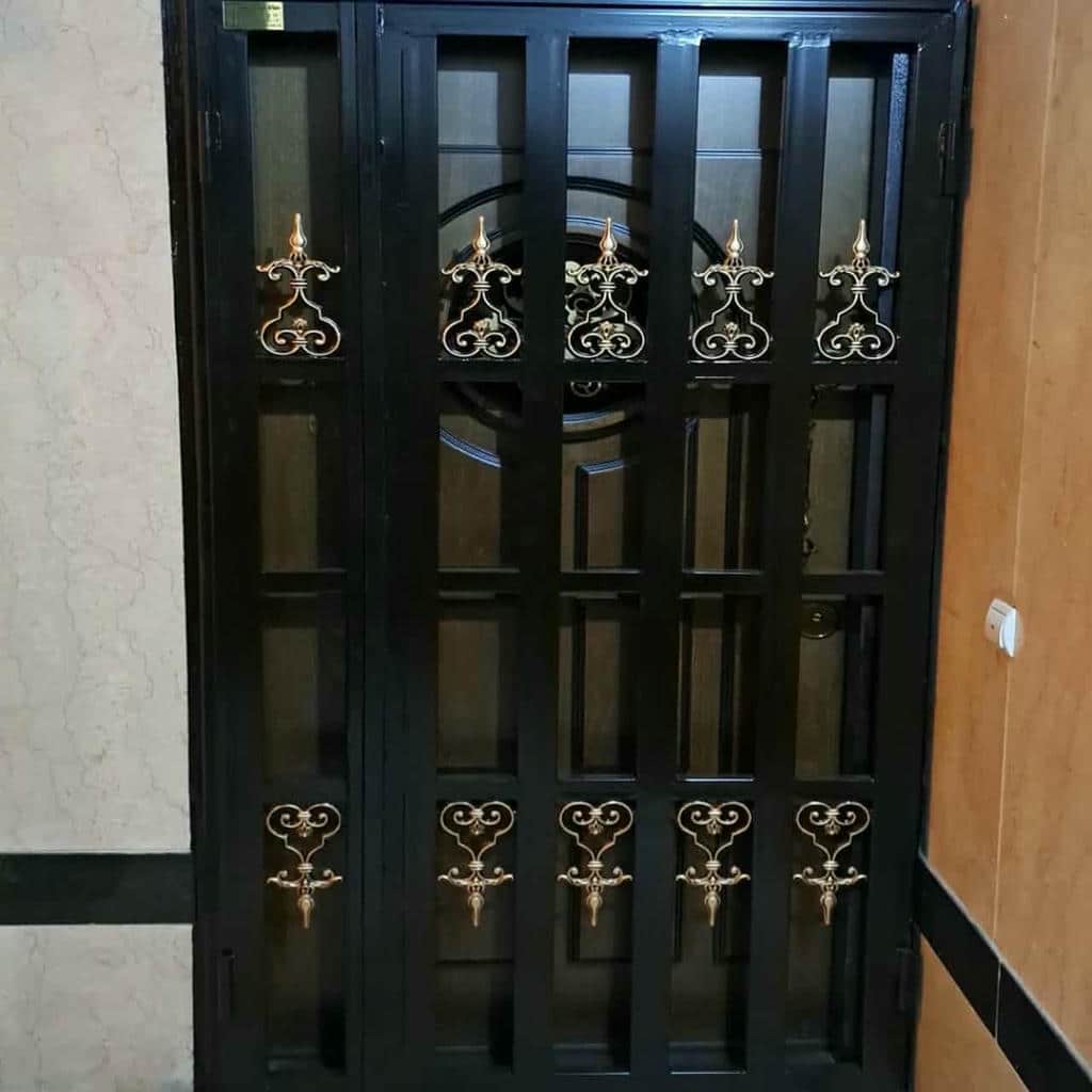 اجرای حفاظ پشت درب آپارتمان ریلی با ریل تراز