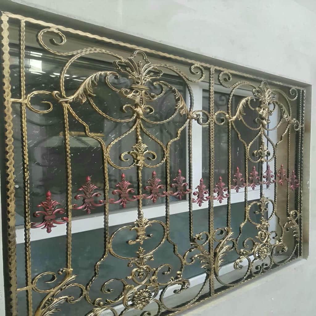 اجرای حفاظ پنجره ضد سرقت میله عمودی برای نمای ساختمان