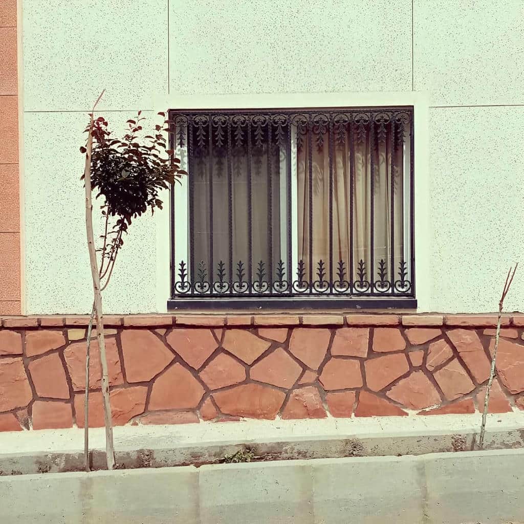قیمت حفاظ پنجره ویلایی نمای باغ با رنگ کوره‌ای