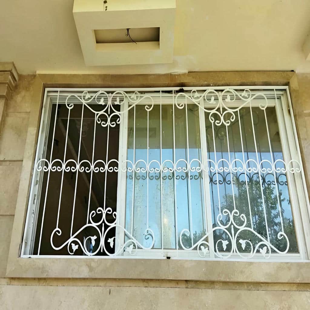 اجرای حفاظ پنجره پروفیلی قوطی آهنی برای نمای مدرن