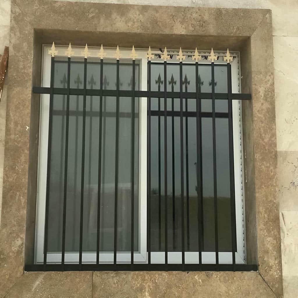 نصب حفاظ پنجره ویلایی نمای باغ روی دیوار مقاوم