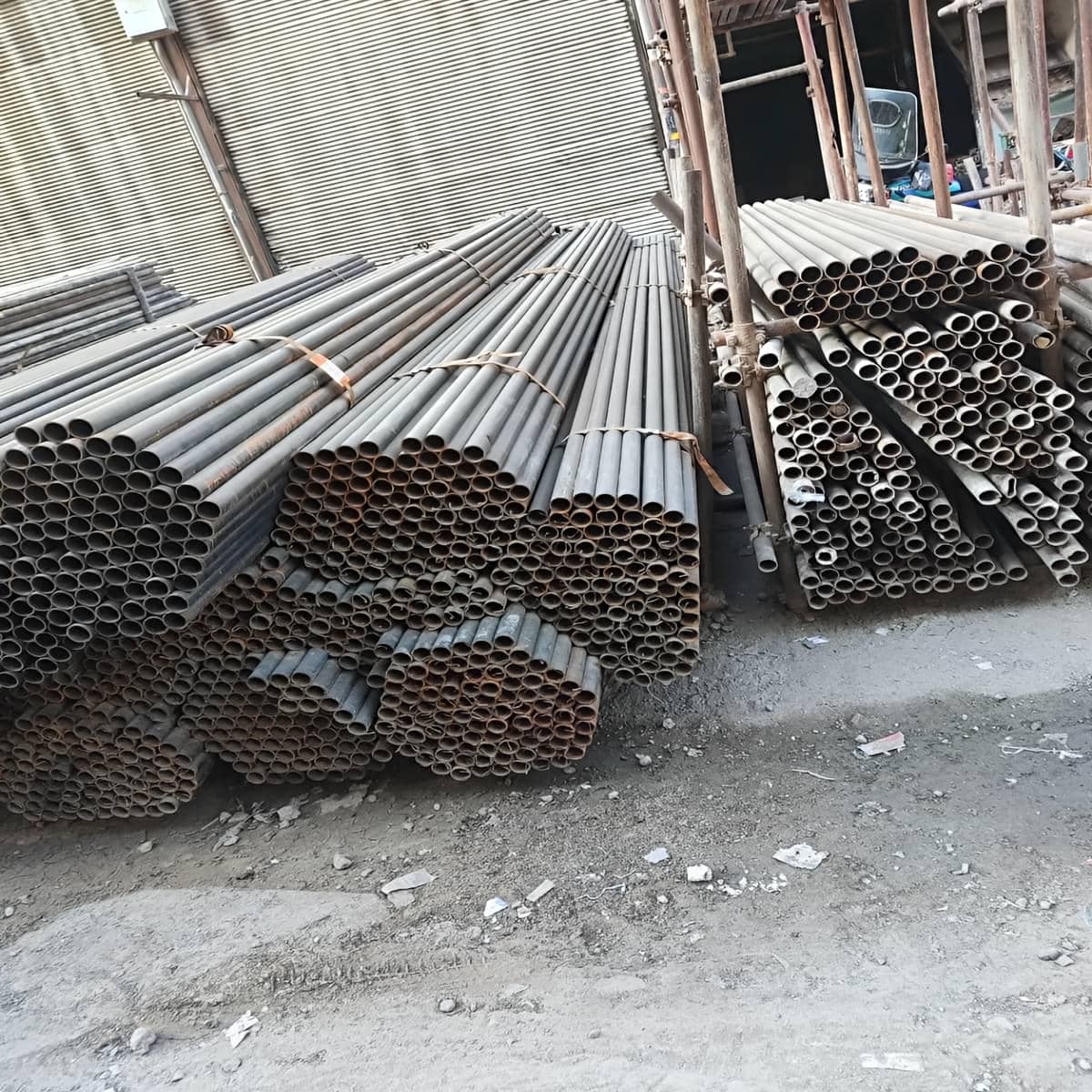 داربست هیئتی با سایه بان موقت و پایه محکم داربست هیئتی با سایه بان موقت و پایه محکم