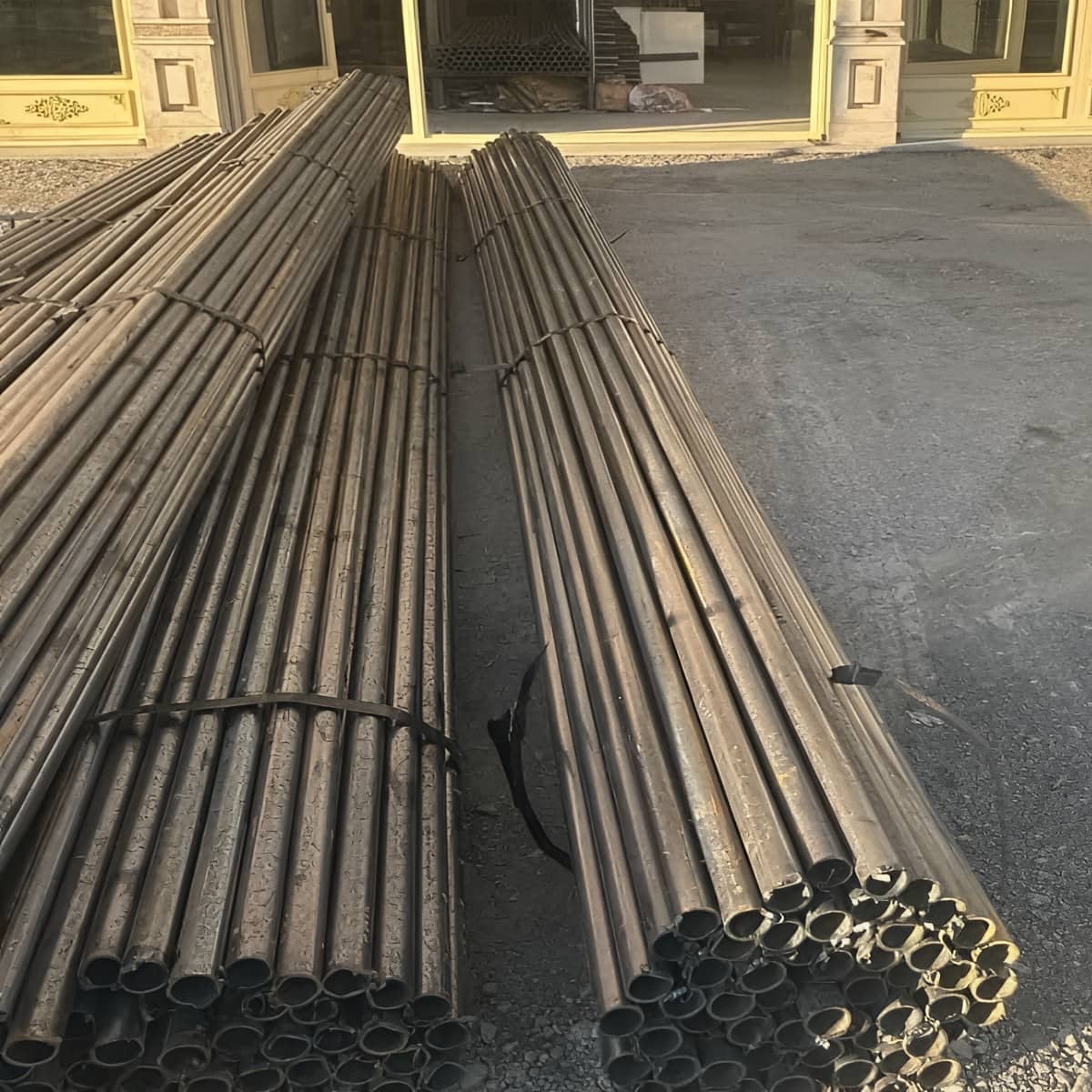 داربست فلزی با پایه محکم برای مسیر دسته عزاداری داربست فلزی با پایه محکم برای مسیر دسته عزاداری