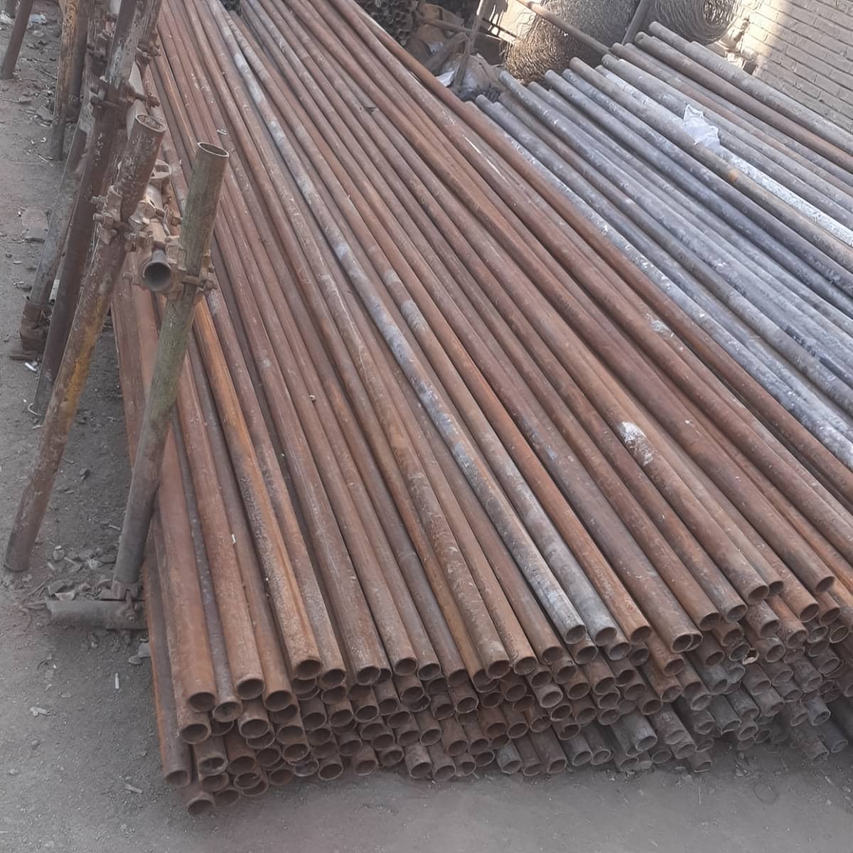 داربست حفاظتی برای راهرو سرپوشیده کنار ساختمان داربست حفاظتی برای راهرو سرپوشیده کنار ساختمان