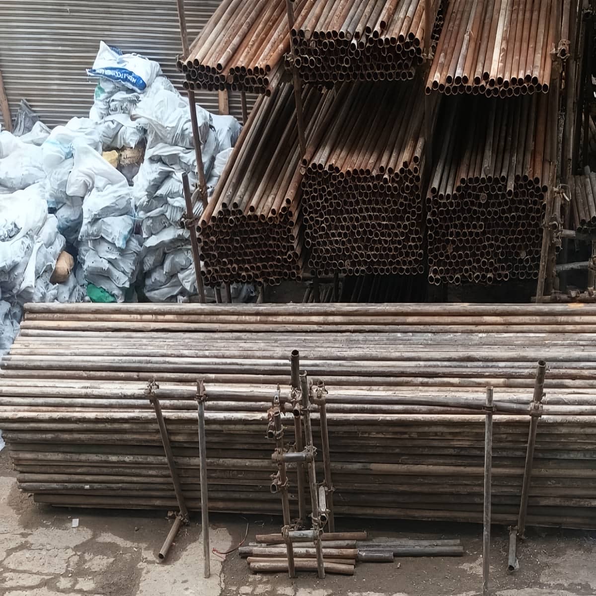 داربست حفاظتی برای حصار موقت دور پروژه داربست حفاظتی برای حصار موقت دور پروژه