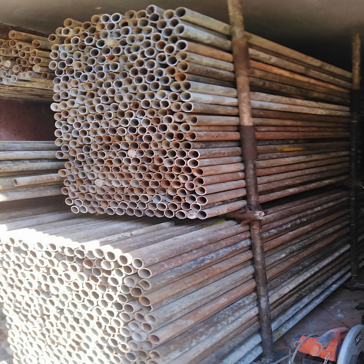 داربست فلزی برای نصب بنر بزرگ در فضای مناسبتی داربست فلزی برای نصب بنر بزرگ در فضای مناسبتی
