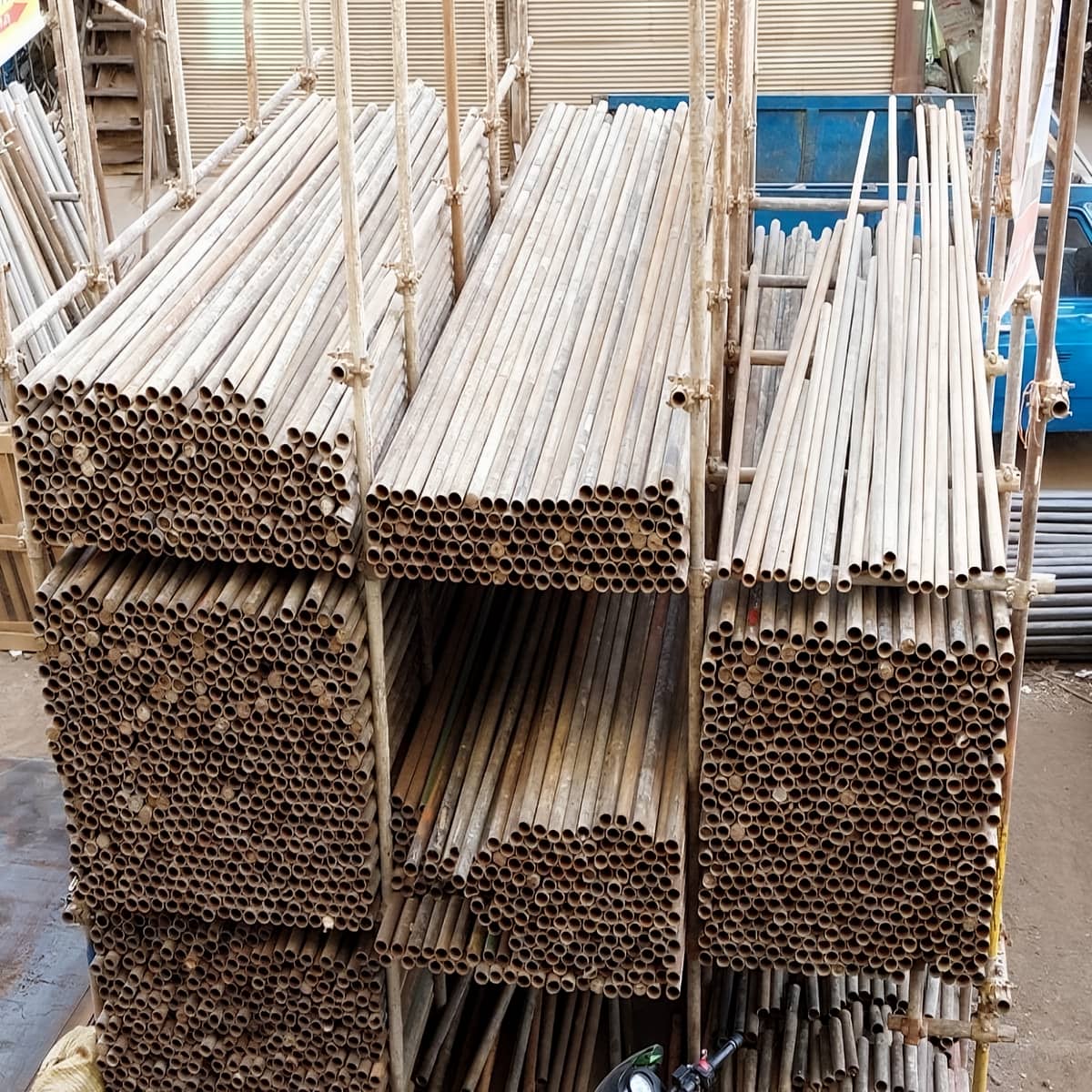 داربست حفاظتی برای نرده موقت با پایه بندی منظم داربست حفاظتی برای نرده موقت با پایه بندی منظم