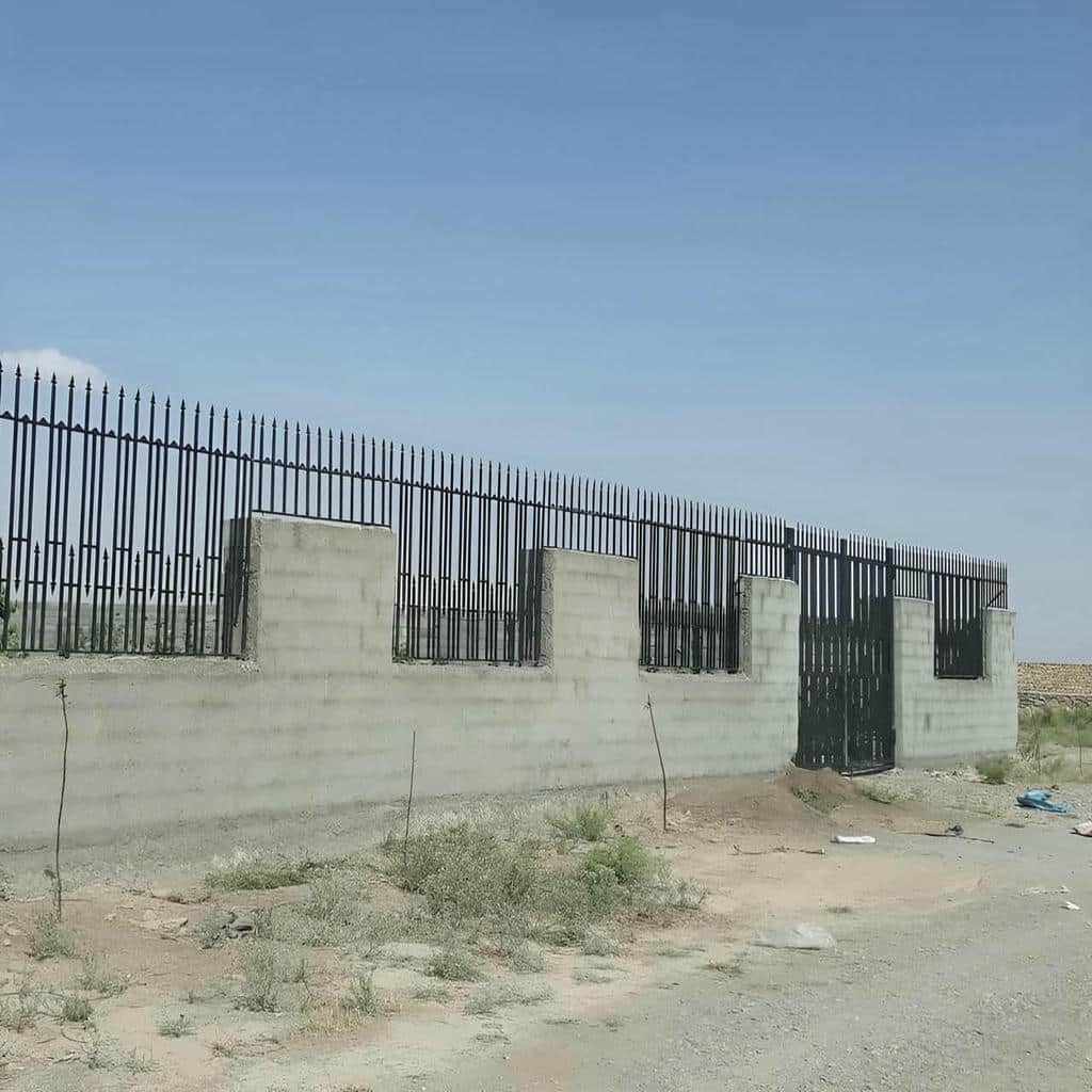 حفاظ سرنیزه ای دیوار حیاط با سرنیزه‌های منظم