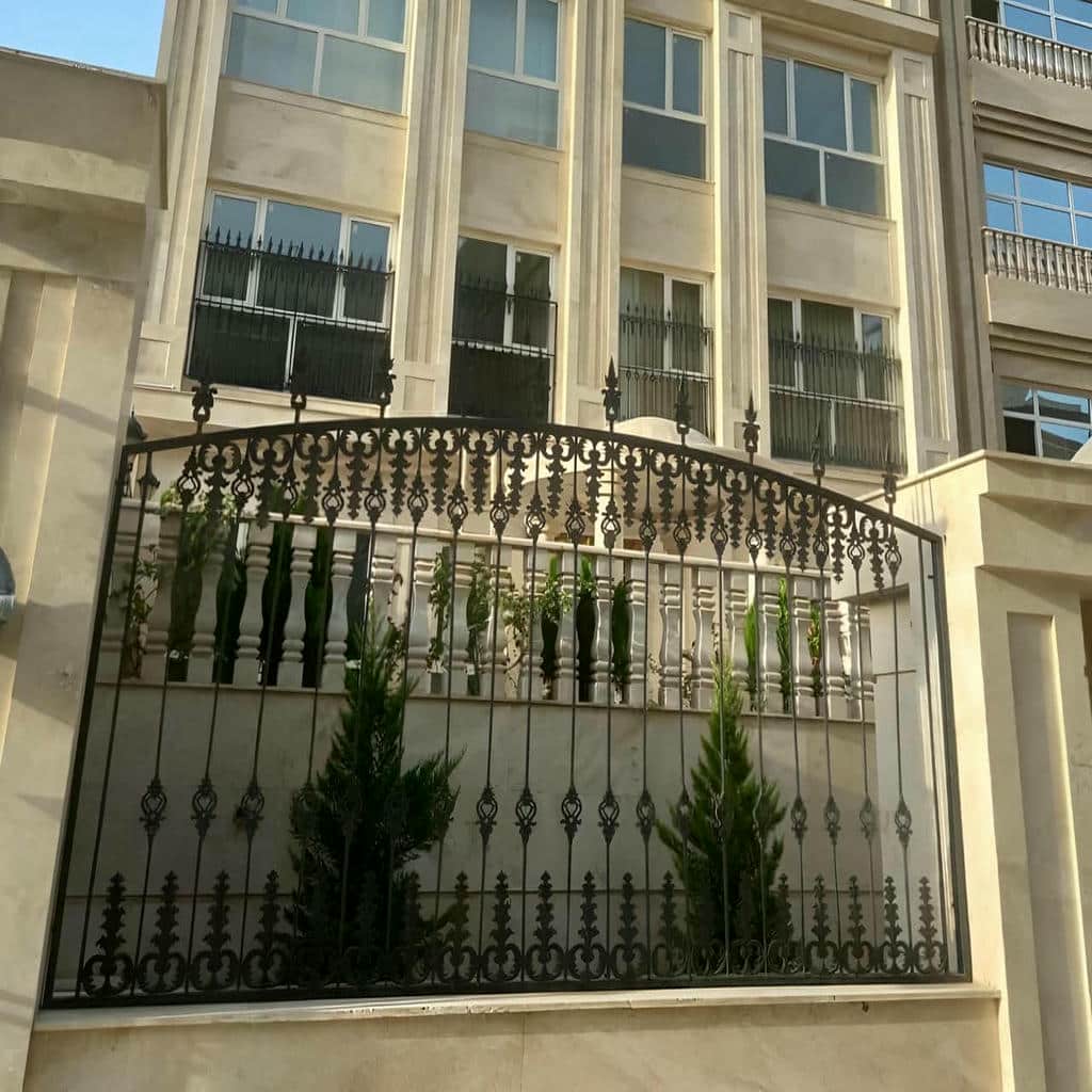 اجرای حفاظ سرنیزه ای دیوار با رنگ مقاوم