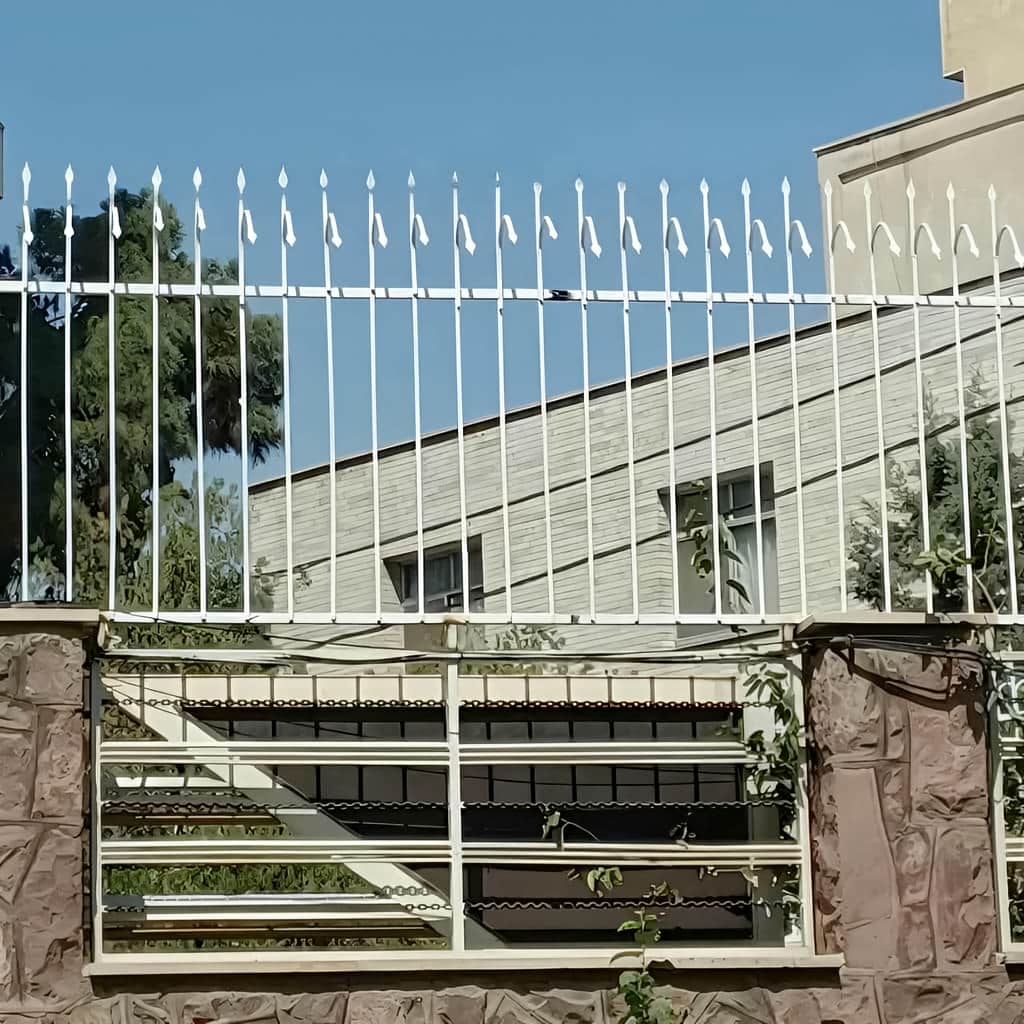 نمونه حفاظ سرنیزه ای دیوار حیاط