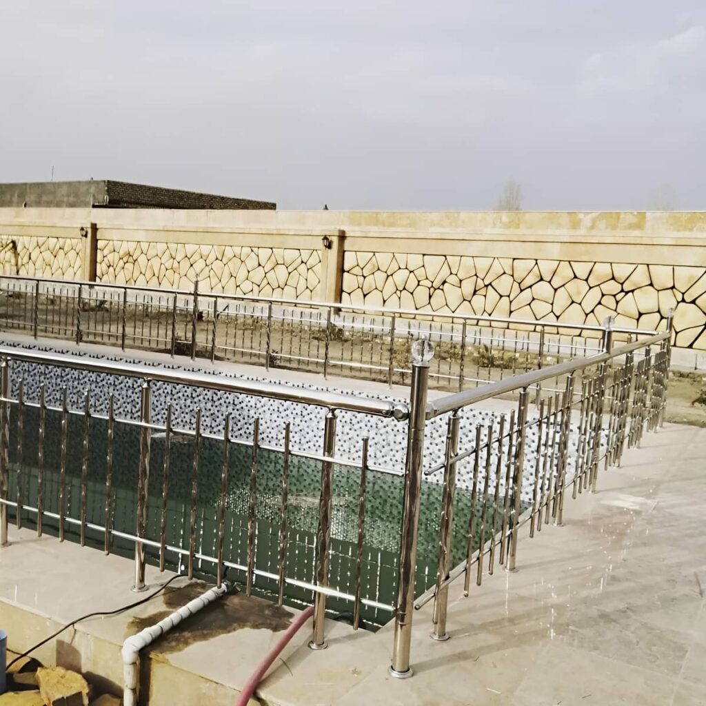 نصب نرده استیل براق در ورودی ساختمان