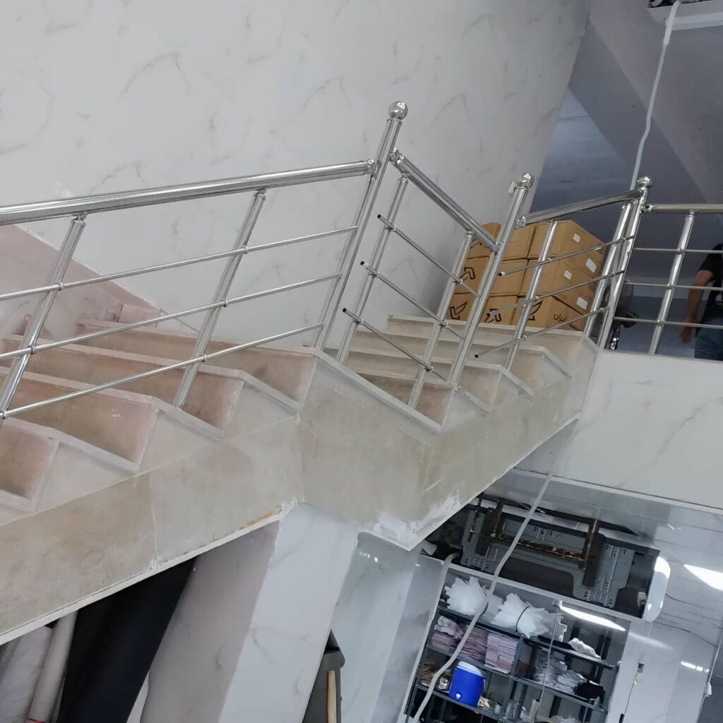 اجرای نرده استیل رنگی با پرداخت سطح تمیز