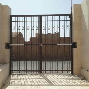 درب برقی حیاط لولایی با بازوی فلزی مقاوم