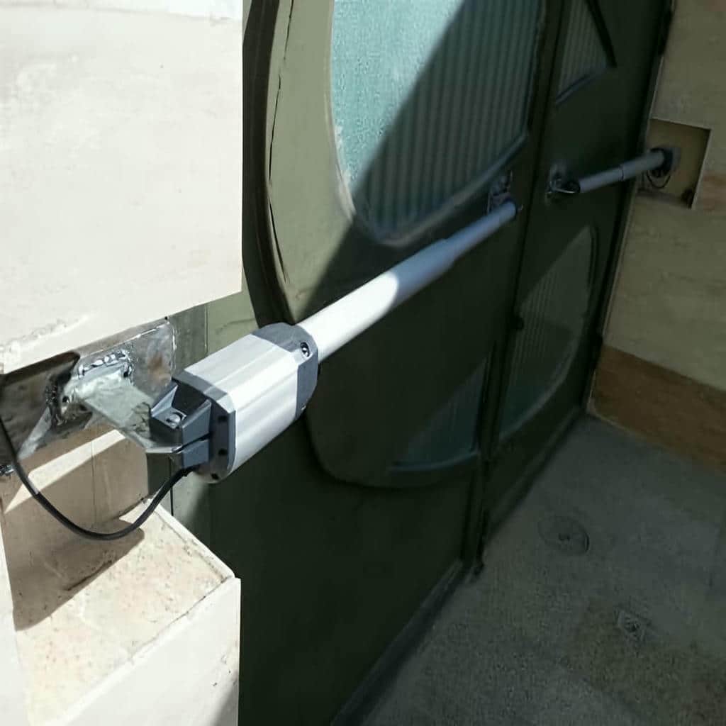 جک درب حیاط سنگین شاسی دار روی درب فلزی مشکی