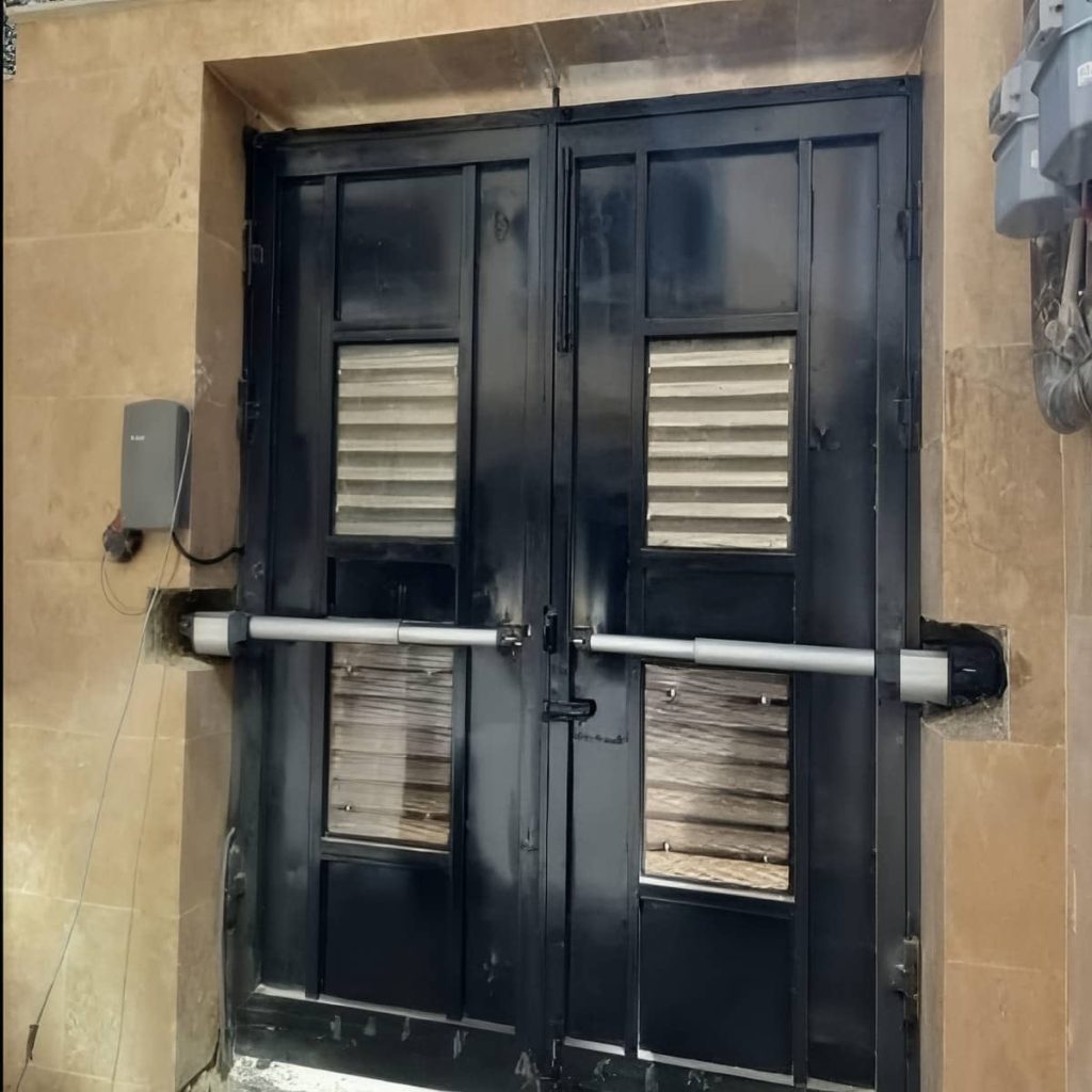 جک درب پارکینگ ایتالیایی هیدرولیک روی درب فلزی مشکی