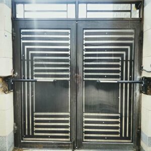 جک بازویی درب پارکینگ دو لنگه با بازوی مقاوم روی فریم فلزی