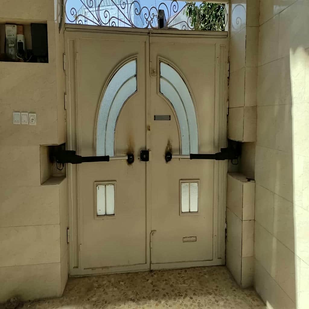 تعمیر جک درب پارکینگ در محل با بررسی موتور و عملکرد گیربکس تعمیر جک درب پارکینگ در محل با بررسی موتور و عملکرد گیربکس