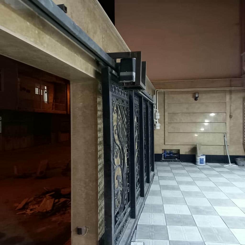 جک درب دو لنگه لولایی کنار ستون سنگی