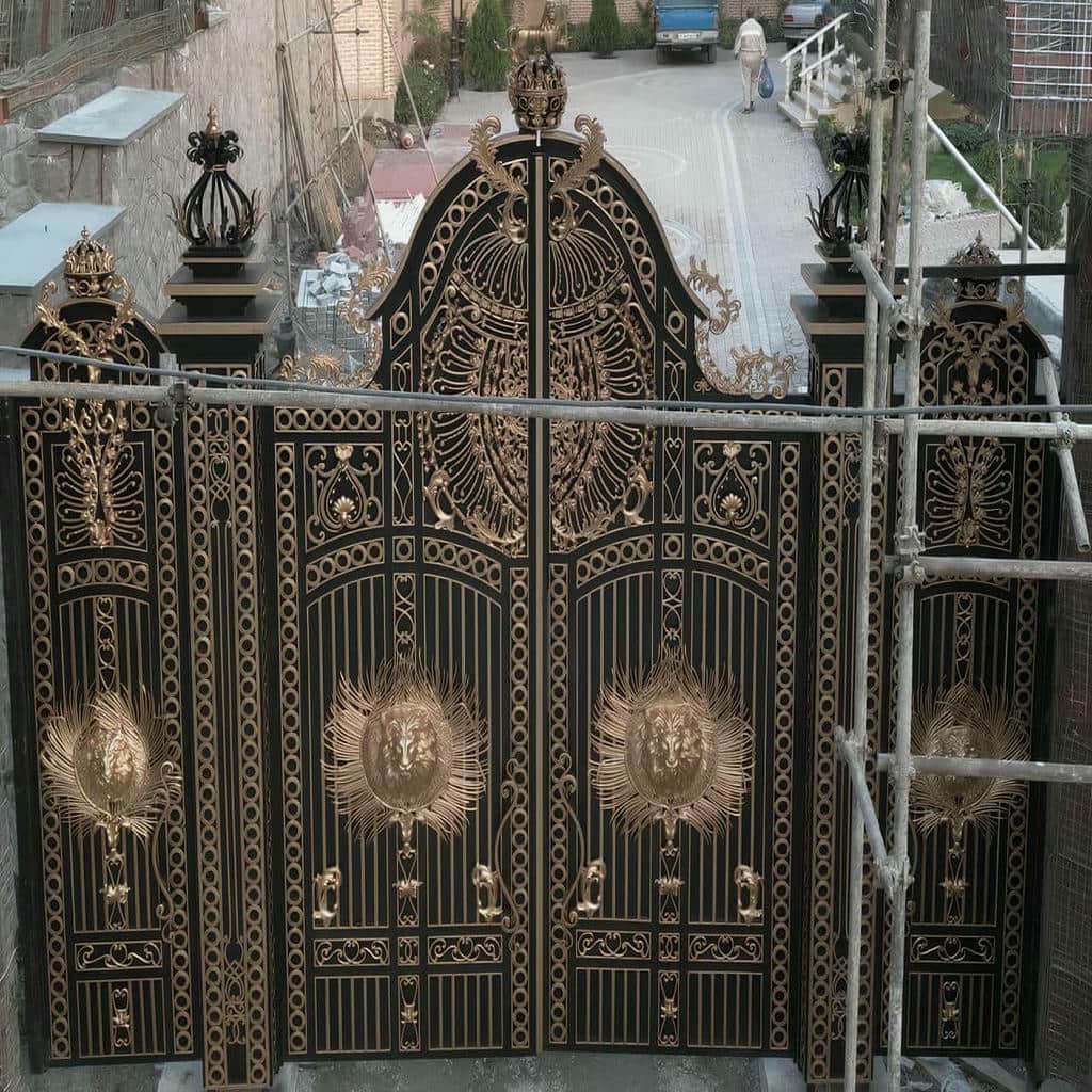 درب حیاط سفید طلایی با لولای تقویت شده