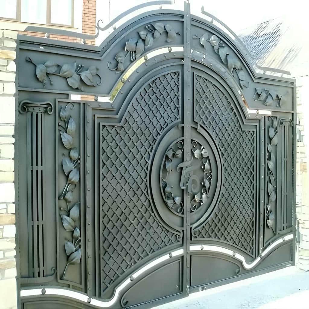 درب حیاط بزرگ پارکینگ با طرح ساده مشکی