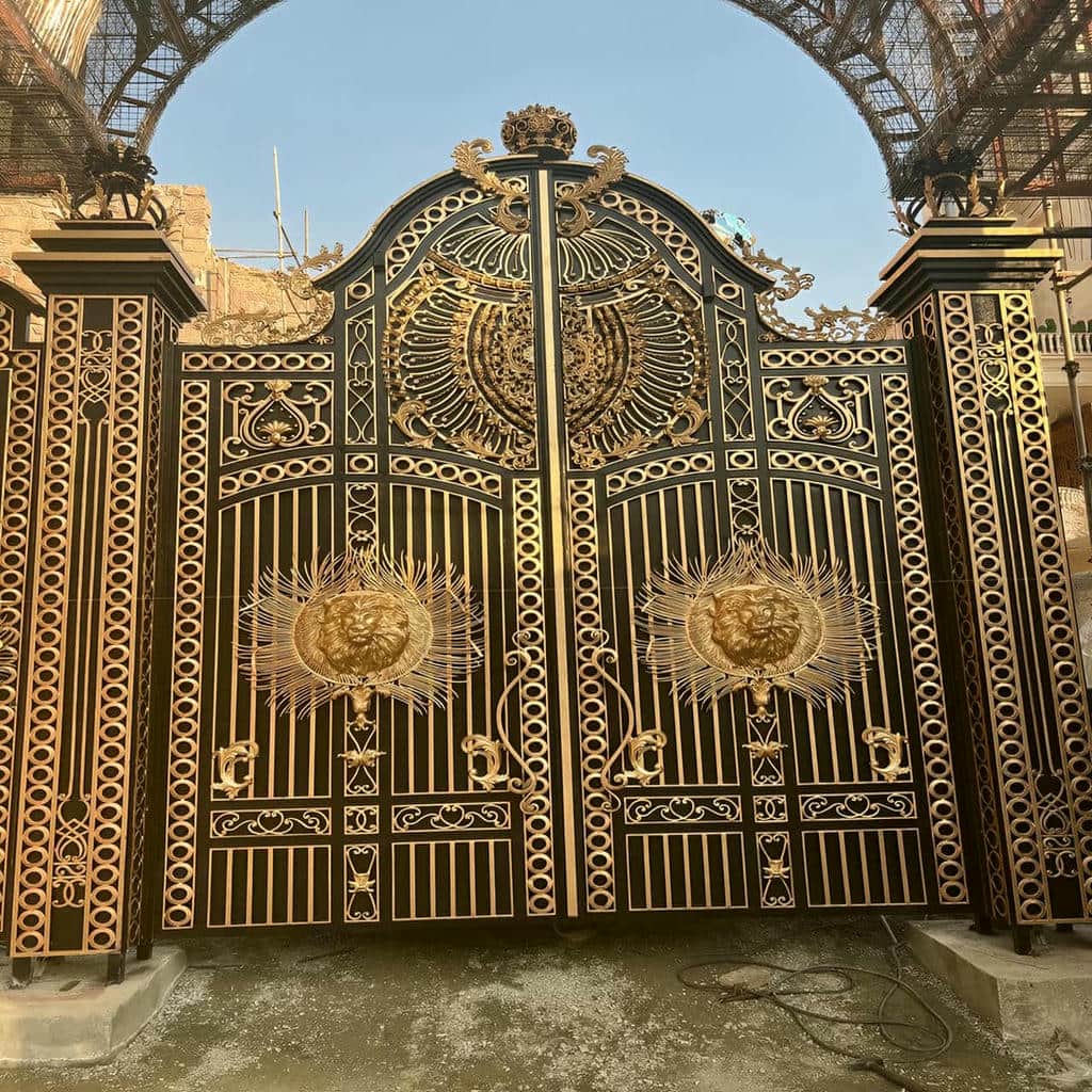 درب حیاط ورودی محوطه مناسب عبور خودرو