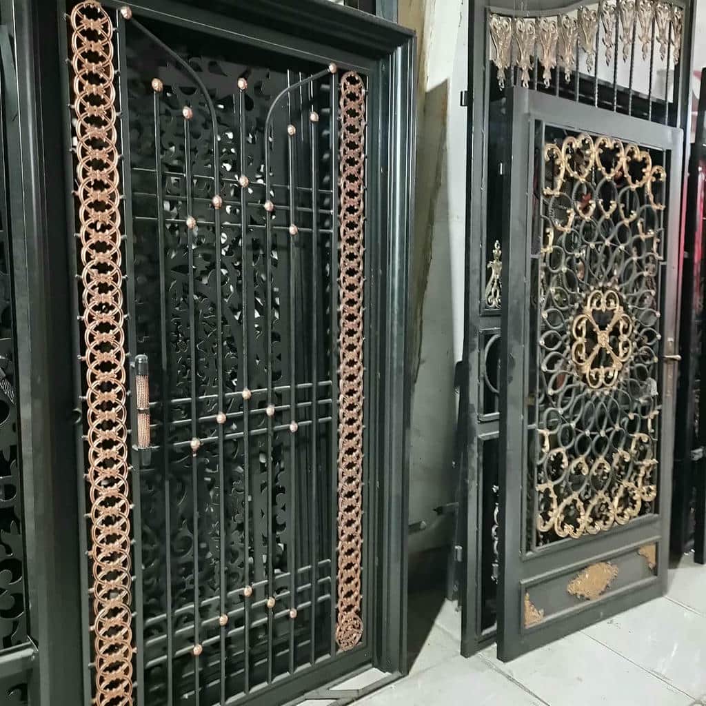 درب پارکینگ طرح هندسی برش لیزری با شاسی فلزی محکم