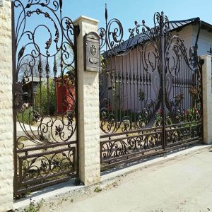 درب حیاط ورودی جنوبی با قاب فلزی مقاوم