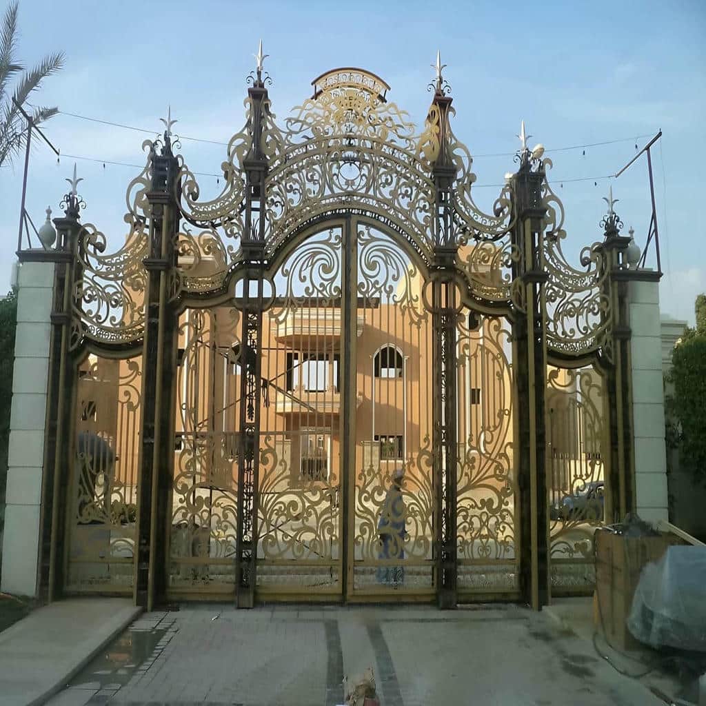 درب حیاط ورودی محوطه با رنگ کوره ای