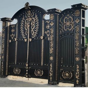 درب پارکینگ دو لنگه فلزی با رنگ مشکی و قاب ساده